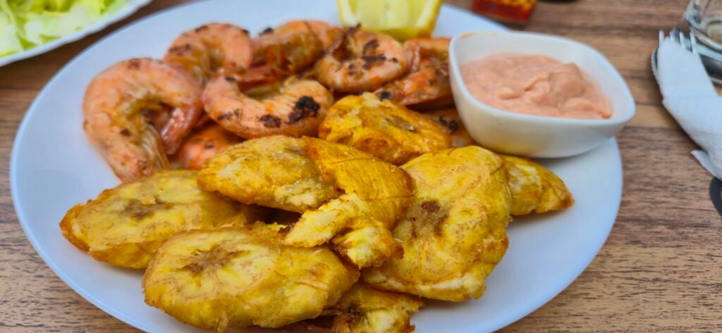 Gambas al ajillo con patacones